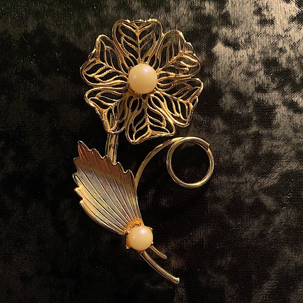 Vintage Gold Tone Wire Filigree Faux Pearl Flower Brooch Pin